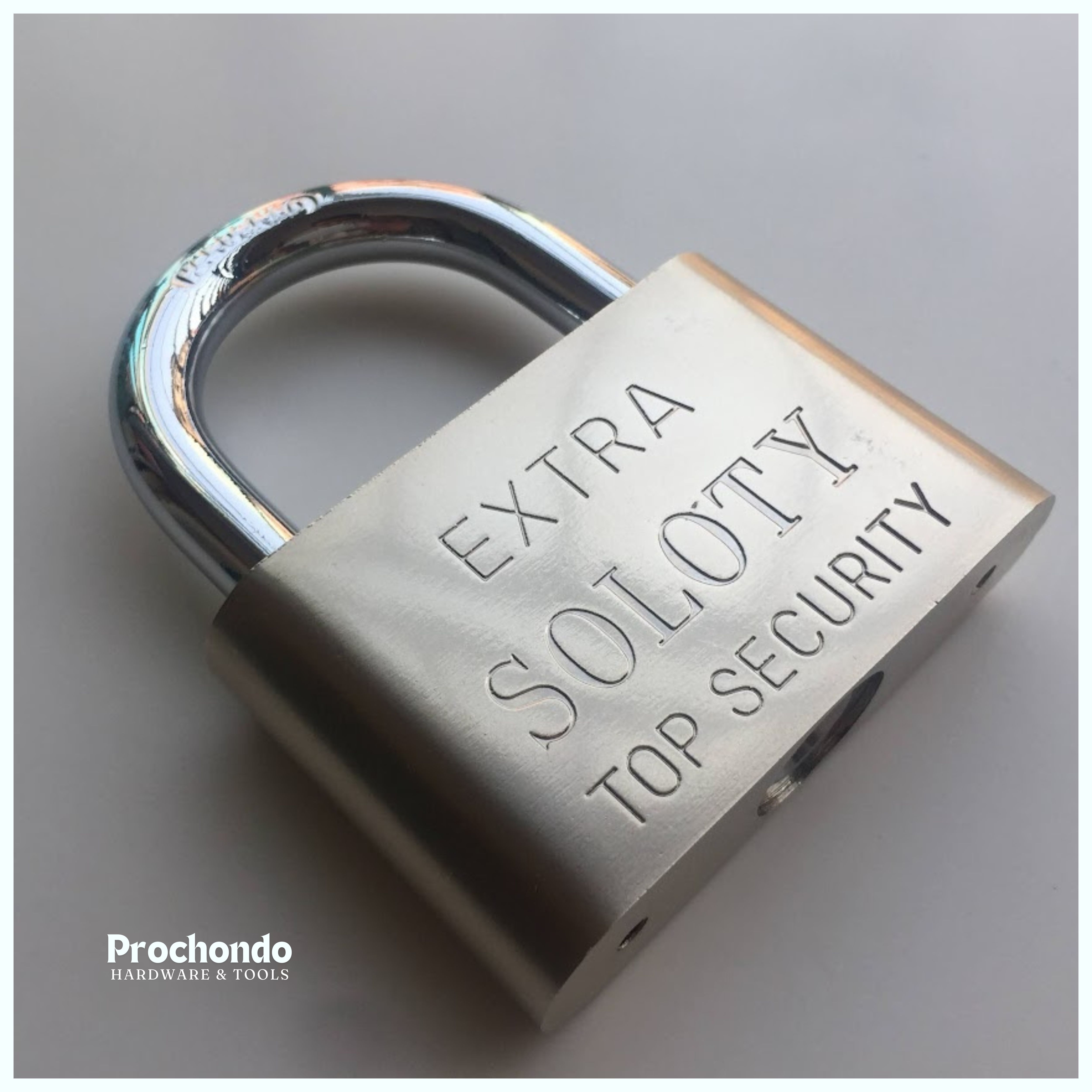 Qora paypoq va yubka kiygan seksual qizlar