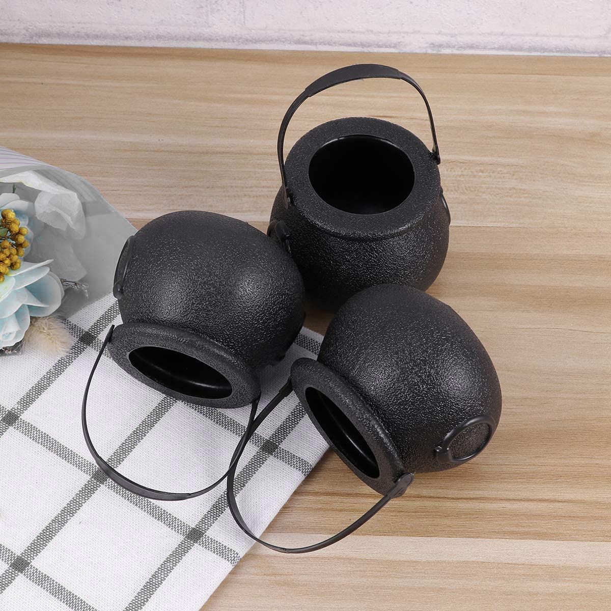10Pcs Black Cauldron Candy Holder Pot with Handle Halloween Candy Bucket Kettle Mini Black Witch Cauldron for Halloween. 