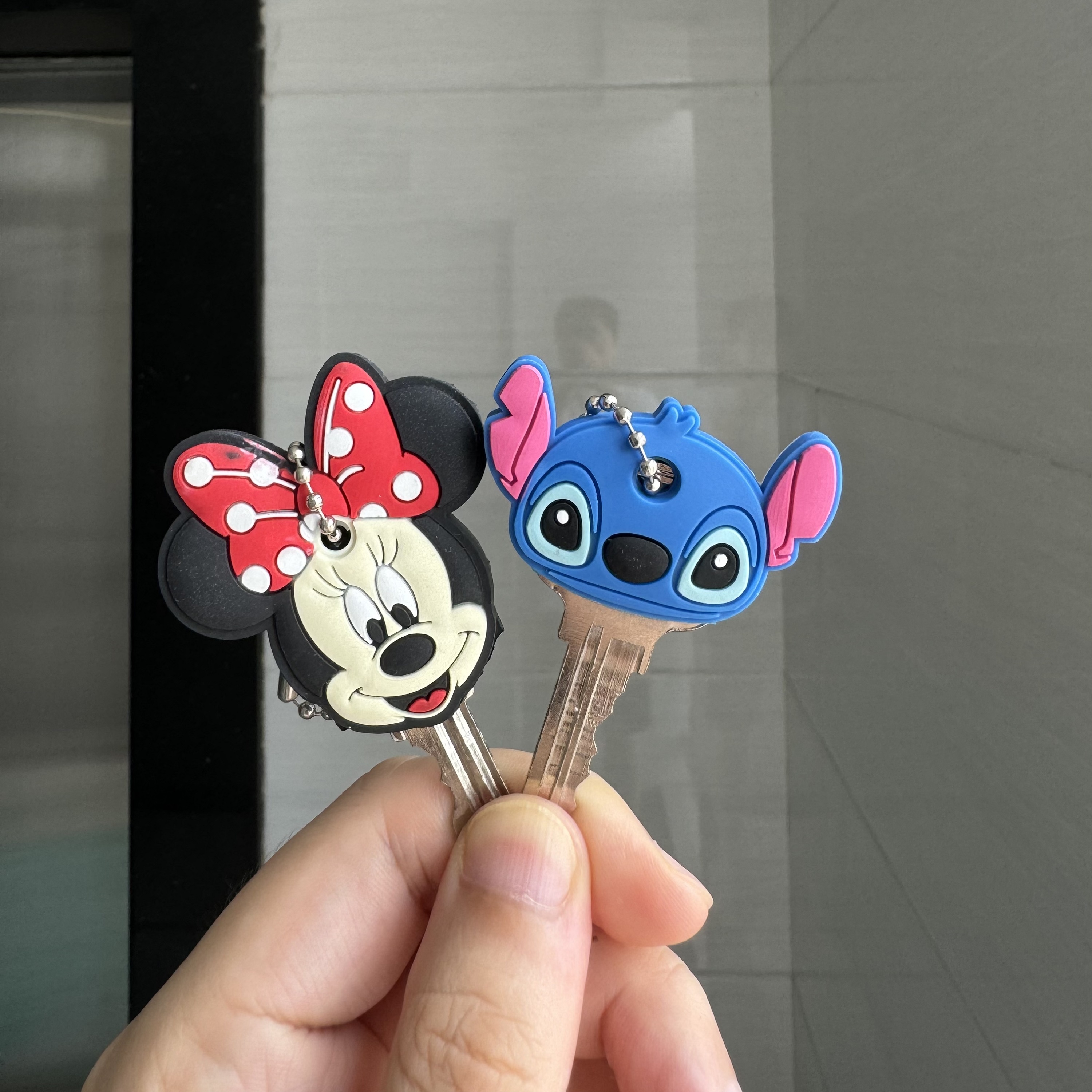 New cartoon Models Avenger Minnie Key Chains Spider Iron Man Cat Key Cover Caps Car Keychain Key Ring Holder Women keychain. 