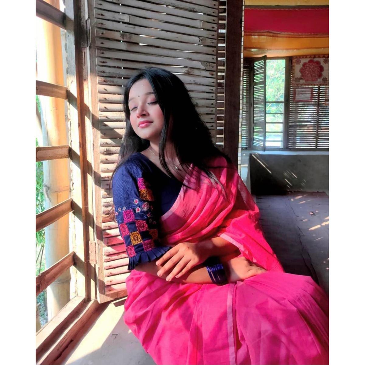 Trendy Collection with Elegant Style in the Flat Rani Golapi Colour Muslin Than Saree for Women - A Chic Ensemble for Fashionable Looks and Casual Wear