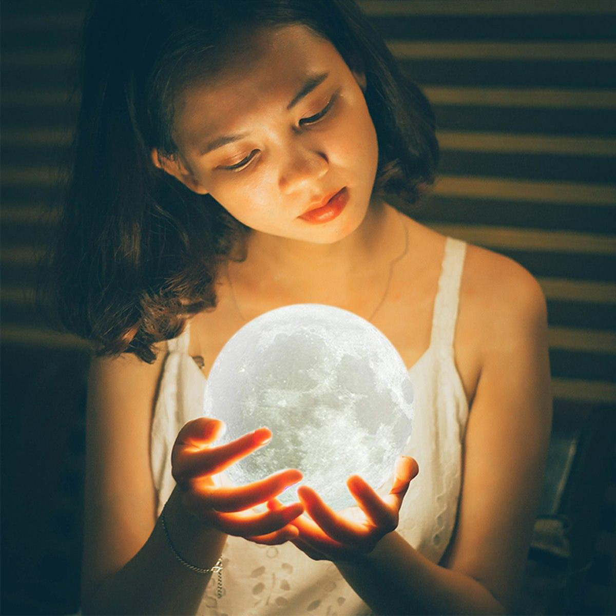 15 CM 3D Moon Lamp 16 Colors Remote & Touch Table Lamp. 