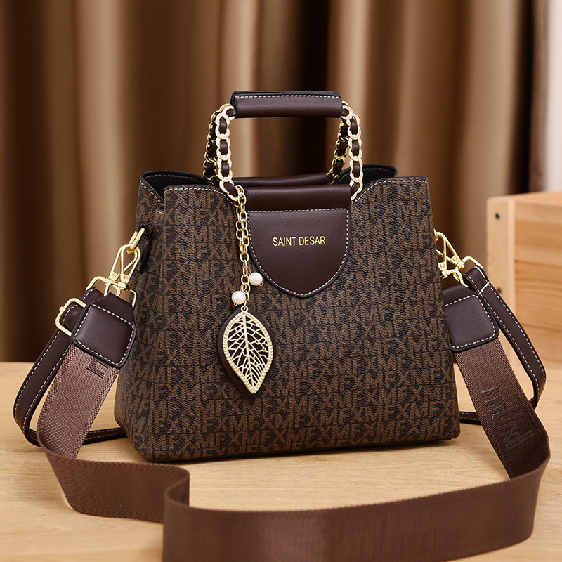 Large-capacity, high-value, trendy, fashionable and versatile, 2024 new popular casual commuter handbag, women's cross-body shoulder