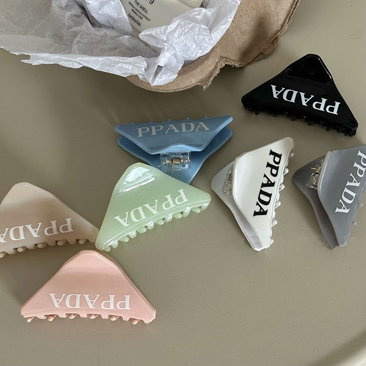 The new trendy letter inverted triangle hair clip with a high ponytail grab clip on the back of the head shark clip is a delicate temperament hair accessory. 
