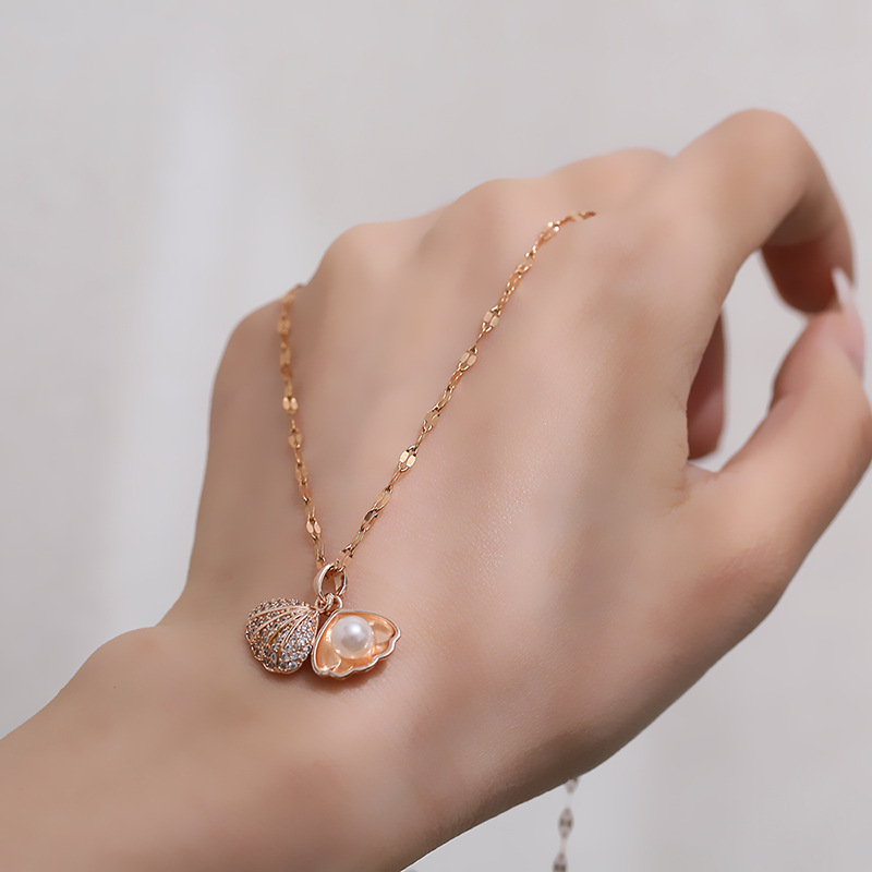 Korean version of 18k rose gold shell pearl pendant does not fade net red diamond clavicle chain niche design sense necklace. 
