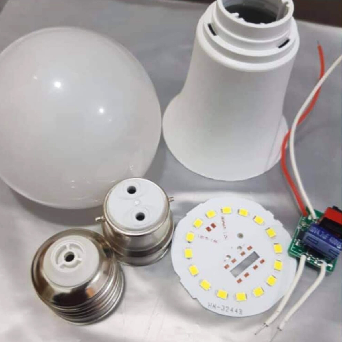 Top-Quality LED Bulb-Threat and Pin System White LED Energy Saving Light - IPS Light/Bulb (24W). 