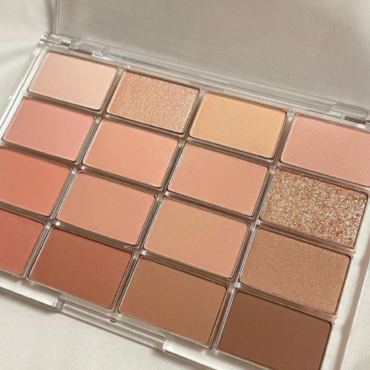 MUGE LEEN AWAKENS THE SIXTEEN-SHADE EYESHADOW PALETTE WITH MATTE PEARLESCENT FINE SHIMMER AND LOW SATURATION EARTHY TONES FOR EVERYDAY EYESHADOW PALETTES. 