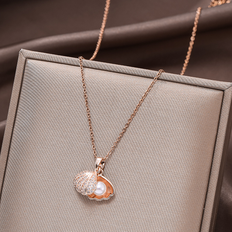 Korean version of 18k rose gold shell pearl pendant does not fade net red diamond clavicle chain niche design sense necklace. 