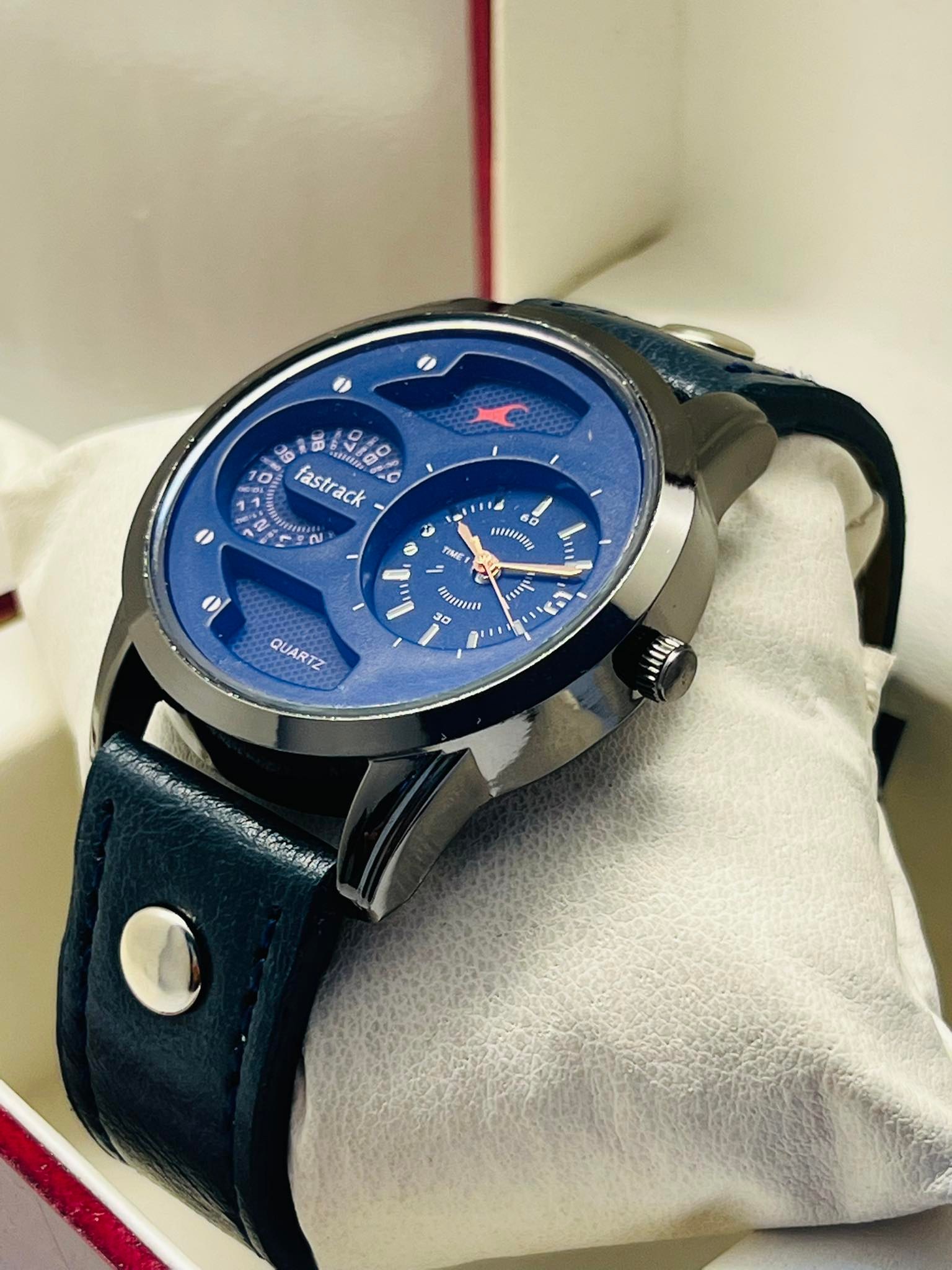 New Leather Analog Sports Watch for Men -  with a round shape and a pu leather strap with men's standard size. 