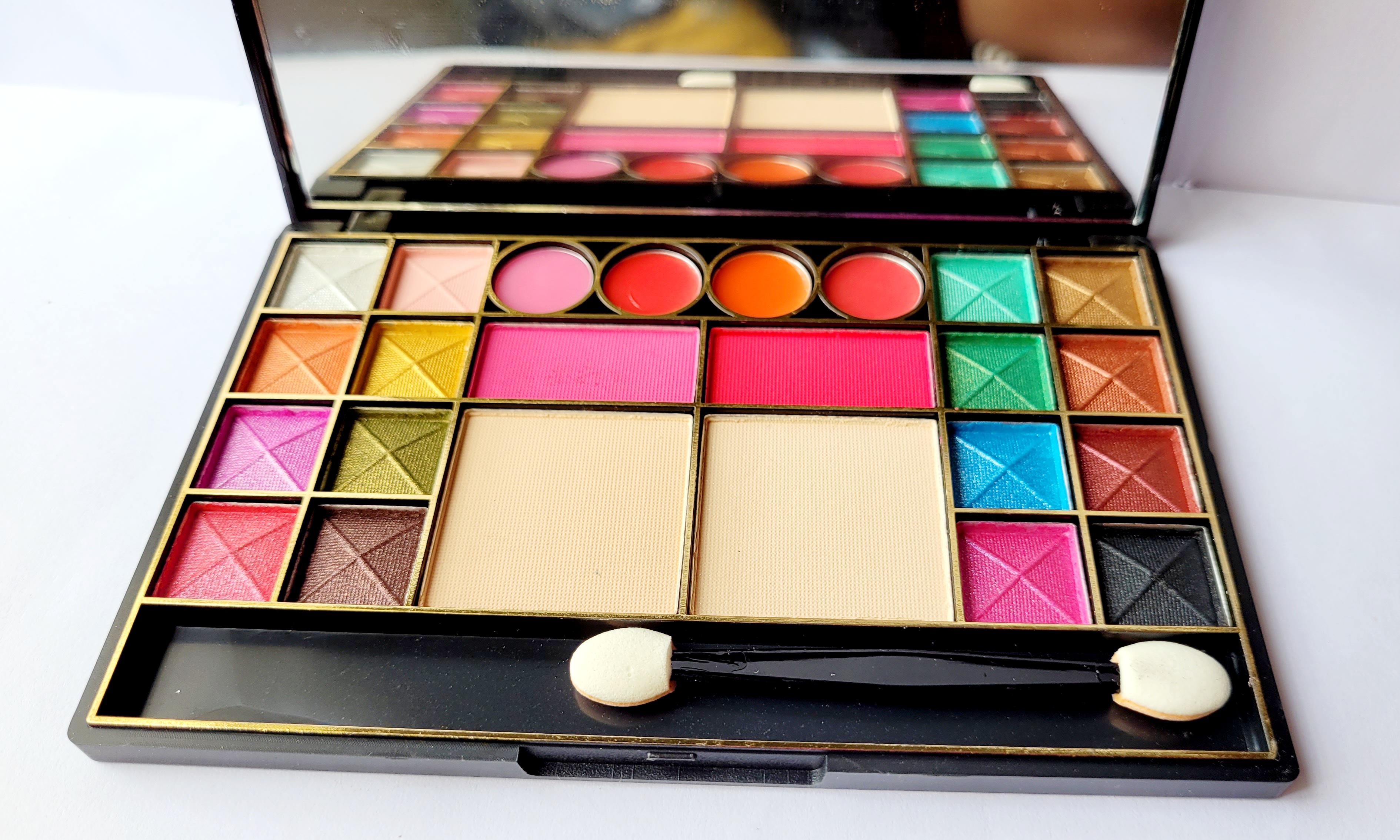 Miss Max Touch 24 colors Eyeshadow 4 in 1 Professional Makeup kit, 16 eyeshadow, 4 pigmented shade & 2 Color Blusher, 2 Compact Pressed Powder. 
