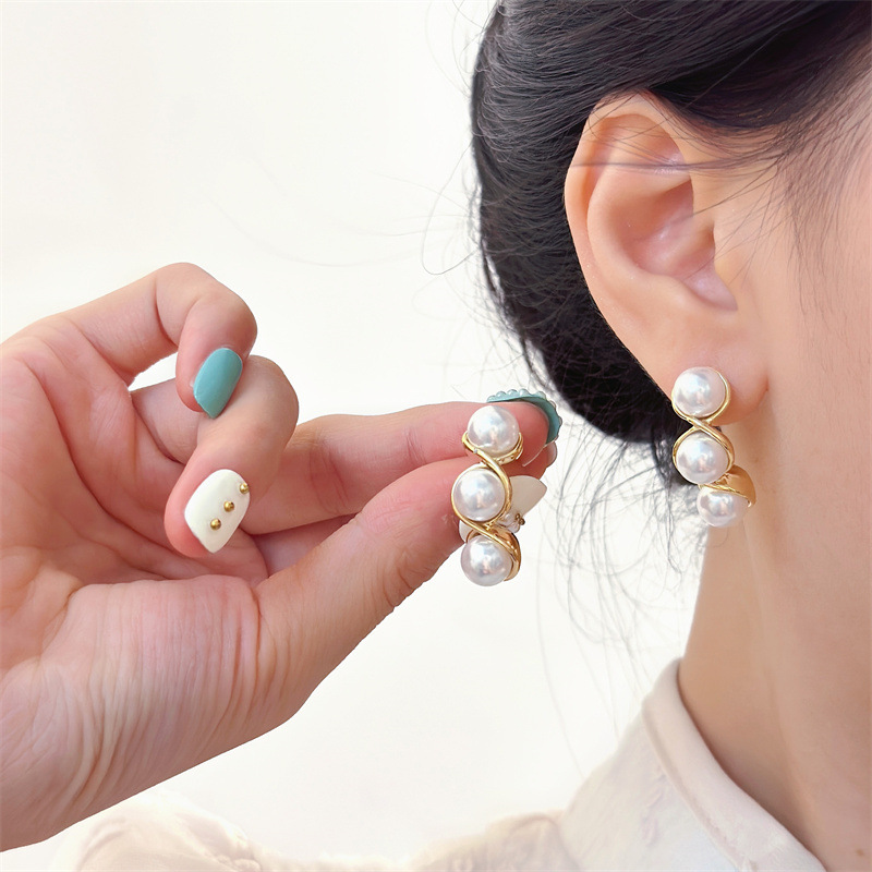 French temperament pearl earrings women's golden pea ins beaded niche twist design sense versatile unique earrings. 