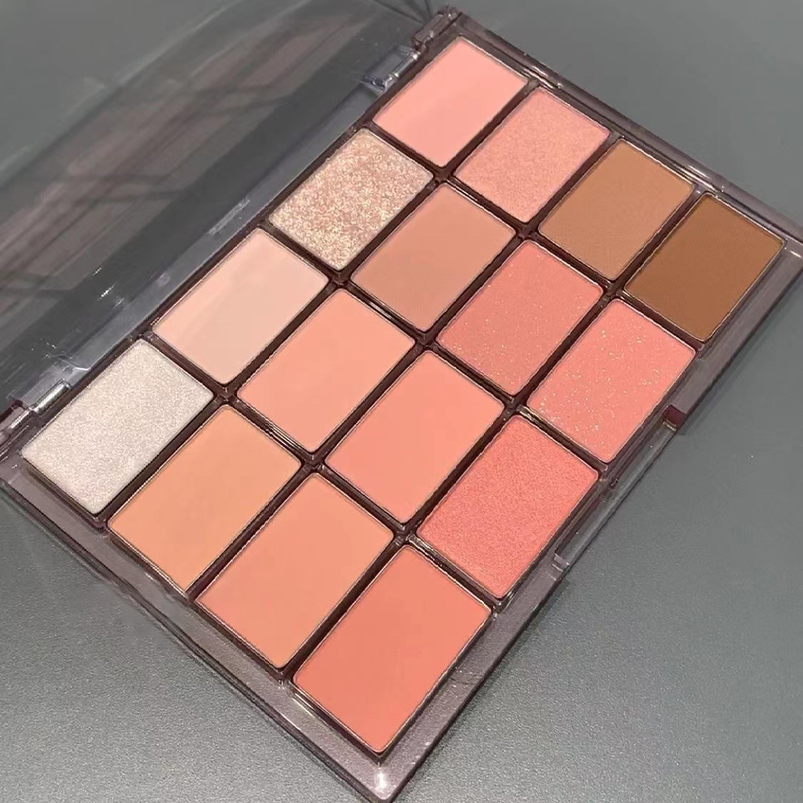 MUGE LEEN AWAKENS THE SIXTEEN-SHADE EYESHADOW PALETTE WITH MATTE PEARLESCENT FINE SHIMMER AND LOW SATURATION EARTHY TONES FOR EVERYDAY EYESHADOW PALETTES. 