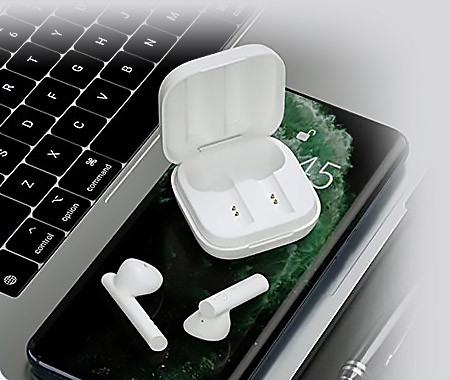 Haylou GT6 Charging box with smartphones