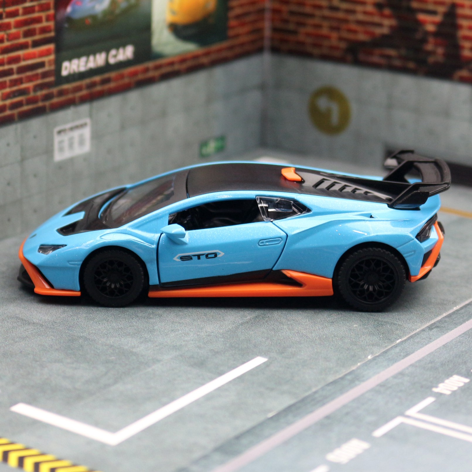 1/40 Lamborghini Huracan STO Super Racing Toy Car For Children CCA Diecast Metal Miniature Model Pull Back Collection Gift Boys. 