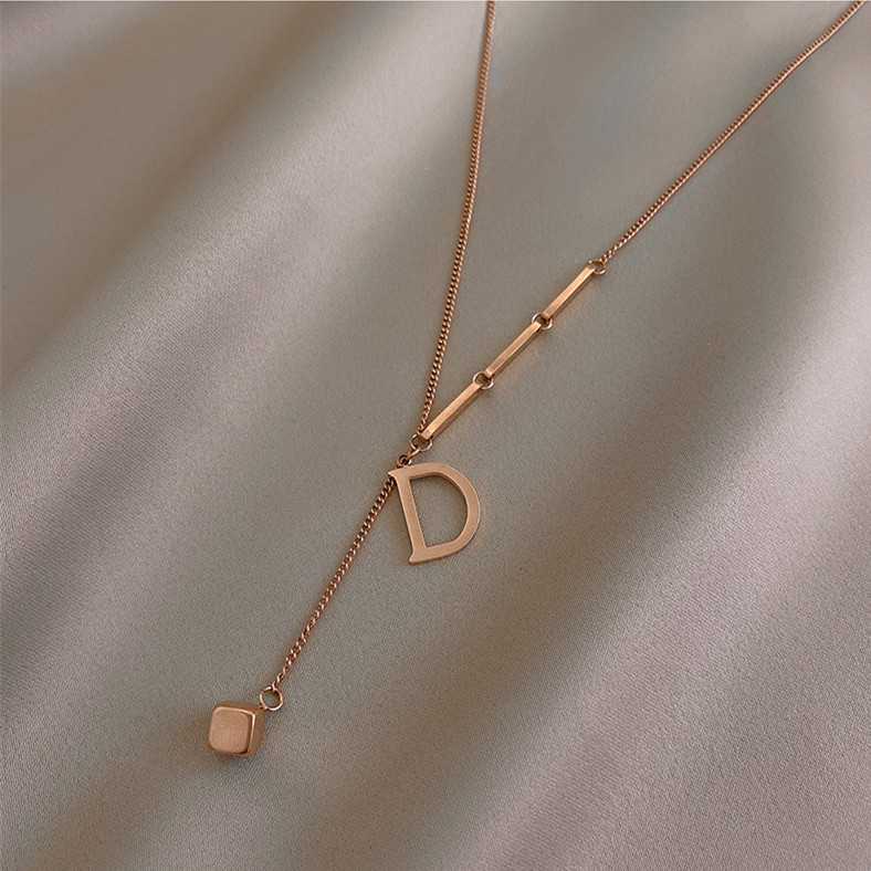 Simple letter D pendant titanium steel necklace for women, versatile, niche design clavicle chain, Korean style, cool style that does not fade