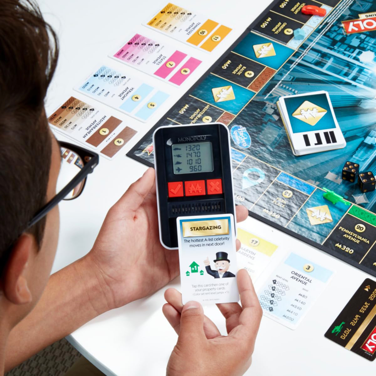 New Monopoly bord game Super Electronic Board Game, Electronic Banking Unit, Choose Your Rewards, Cashless Gameplay Tap Technology, for Ages 8 and Up,Box English electronic monopoly. 
