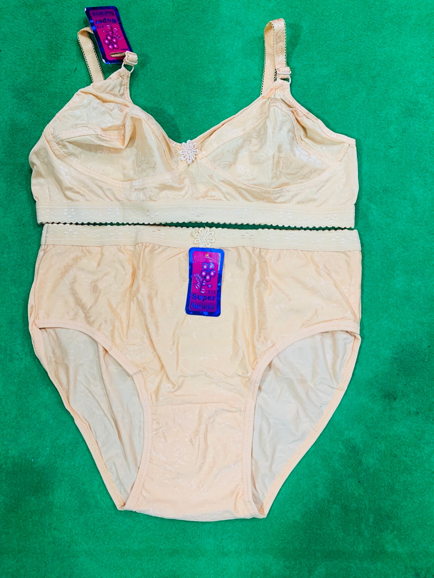 Comfortable Bra and Panty Lingeria Set For Women. 