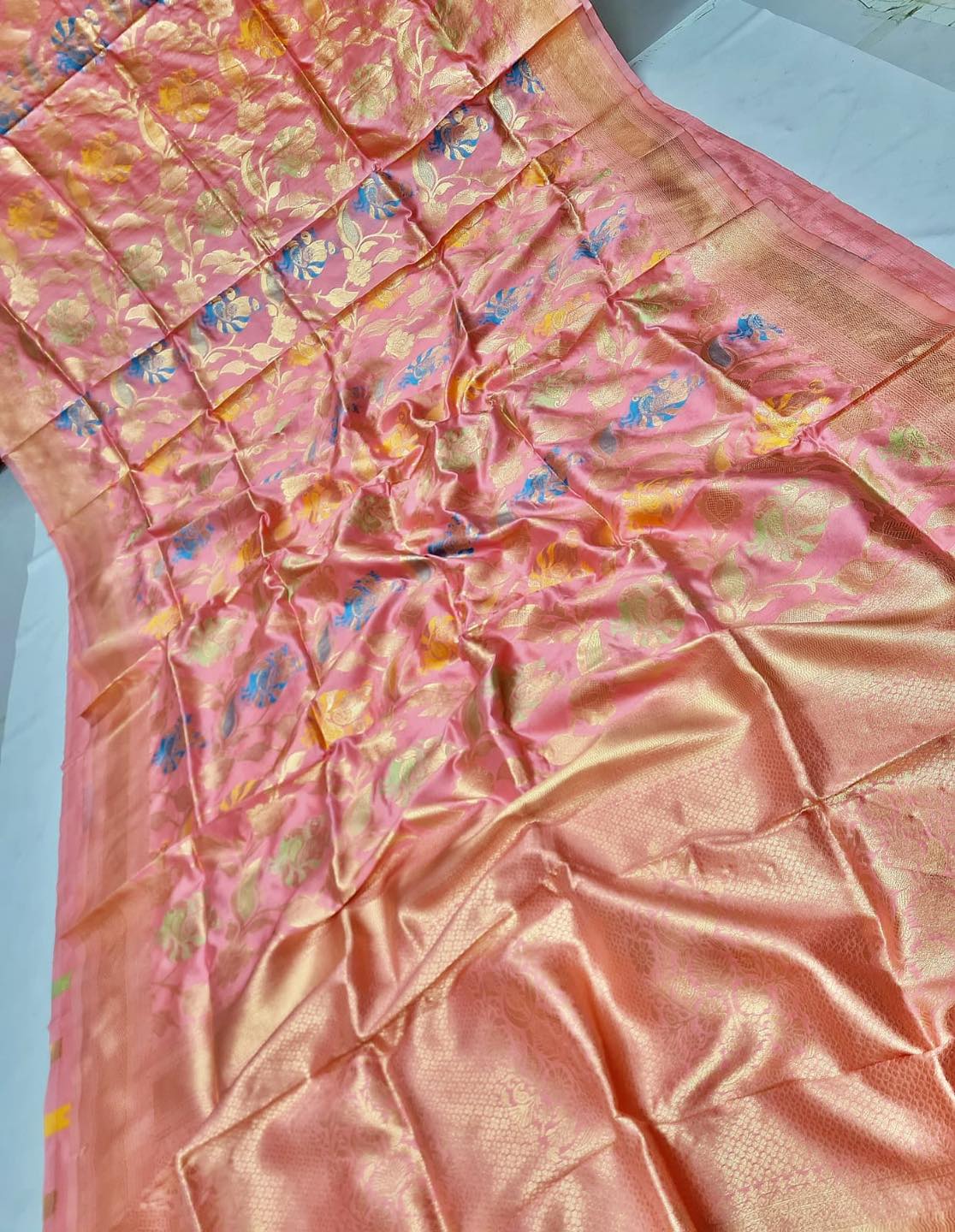 Bir yigit gozal qizga erotik tana massajini beradi