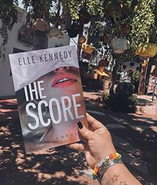 The Score  (  Off-Campus #3  )   (  Book by Elle Kennedy  )   (  Premium Print and Matte Cover  ). 