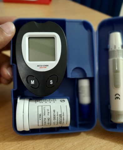 Accu Chek Doctor Instants Blood Glucose Monitor digital meter Machine. 