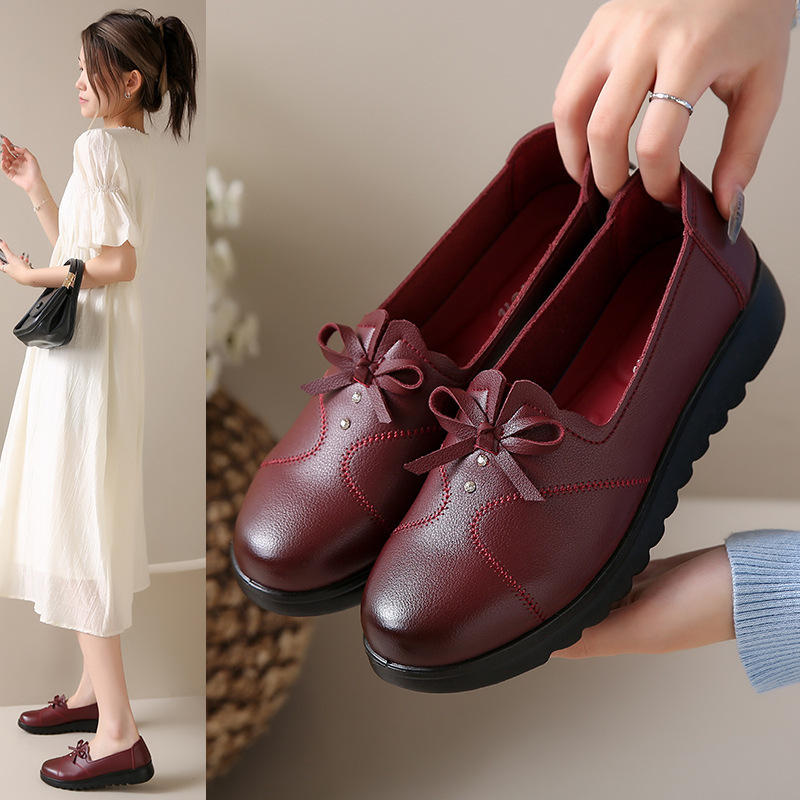 Leather mom shoes spring and autumn women's single shoes, non-slip leather shoes, flat women's shoes, casual shoes for the middle-aged and elderly, comfortable black work shoes. 