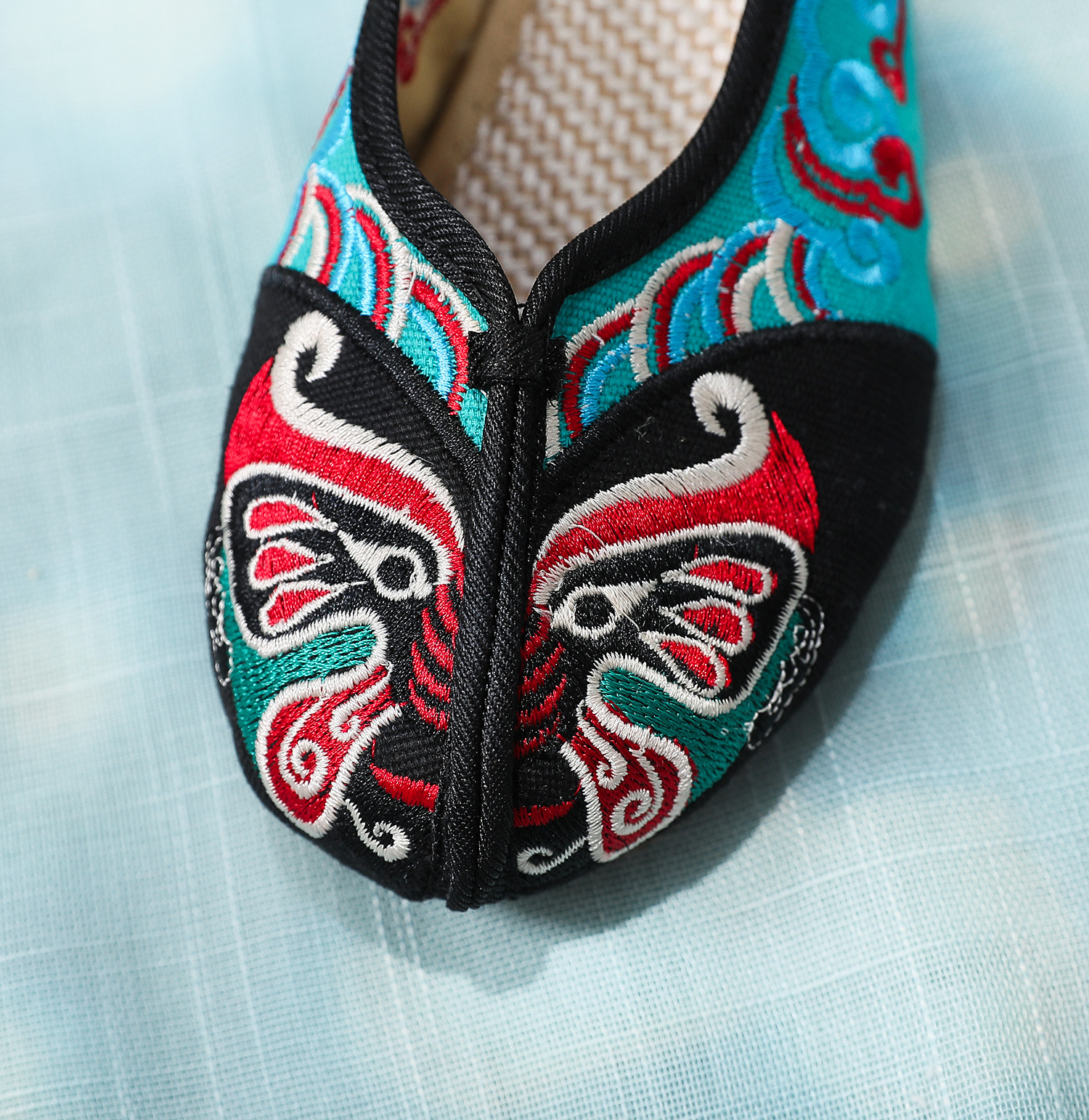 Ағасы екі әпкесімен жыныстық қатынасқа түседі