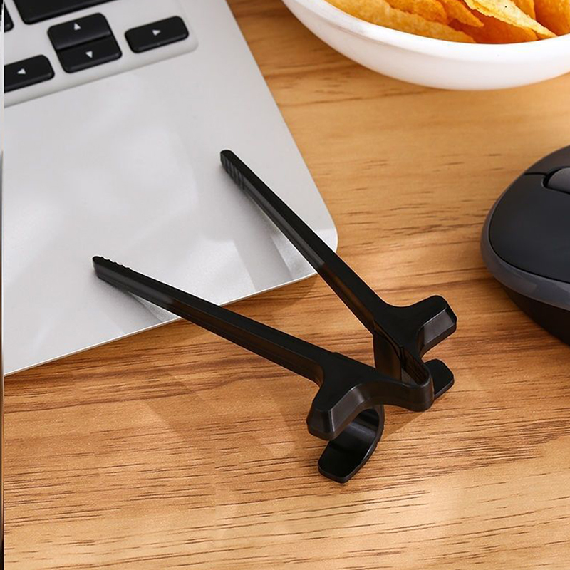 Play game finger chopsticks lazy assistant chopstick snacks hand chopsticks. 