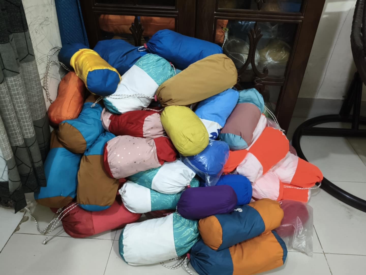 The camping hammock made of parachute fabric, lightweight, portable,  suitable for camping and outdoor activities. Two tree straps and a long rope are available for hanging.. 