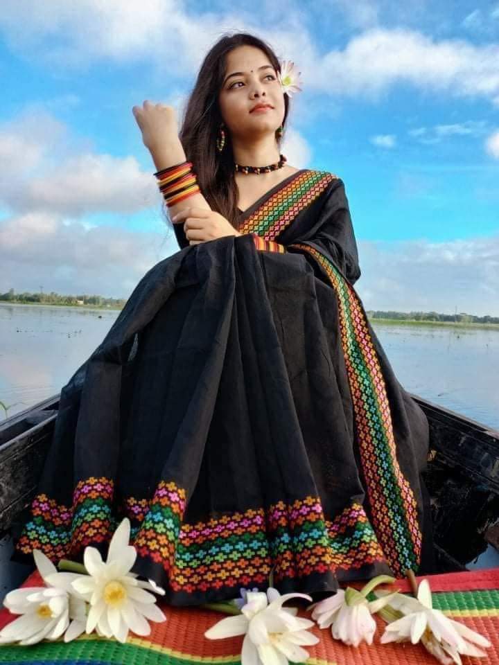 Exclusive Combo Pack (Saree, Curi, Mehedi, Gajra, Tip) For Your Loved One For Women | Special And Thoughtful Gift Set Comfortable Soft Saree. 