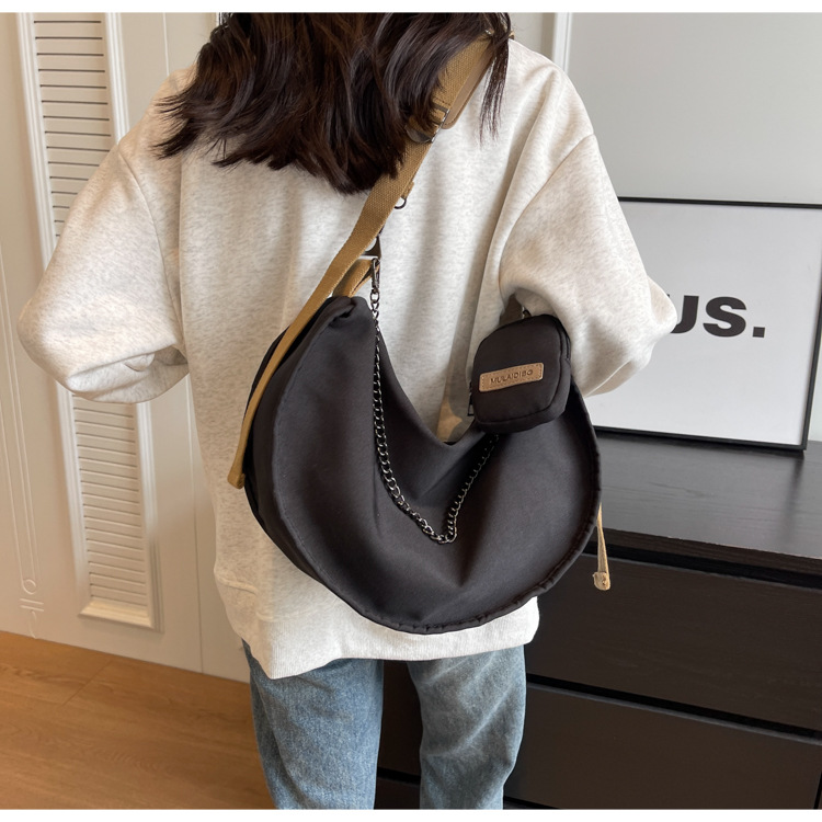 Canvas bag women's winter versatile Han Yunuo new large-capacity shoulder red crossbody bag niche simple dumpling bag. 