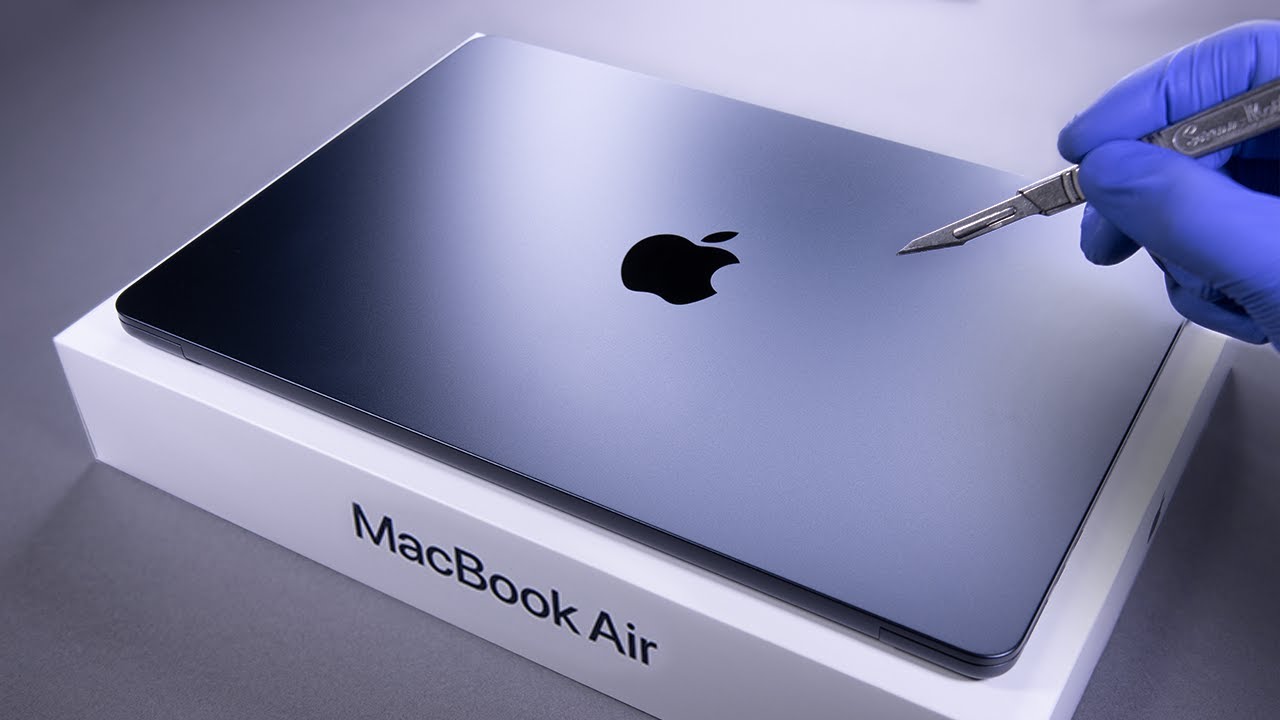 Apple MacBook Air M2 Chip 8-Core CPU 8-Core GPU 13.6-inch Liquid Retina display with True Tone 8GB RAM 256GB SSD  Laptop. 