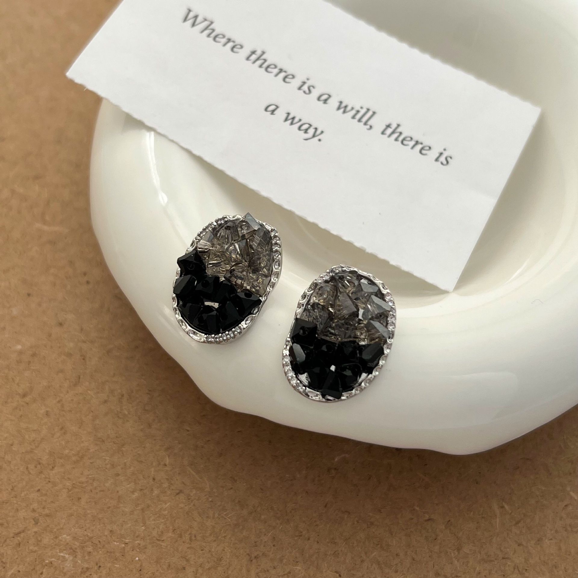 Sense of luxury, irregular crystal black earrings, women's autumn and winter stud earrings, retro Hong Kong style temperament, winter with coat. 