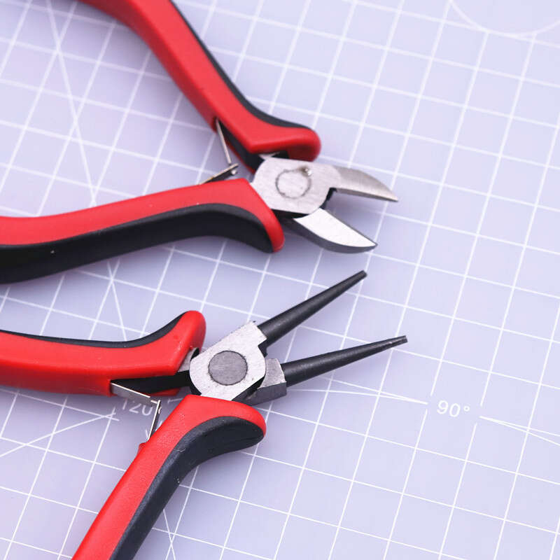 Mini pointed nose pliers, Gundam model, DIY ceramic tool, soft clay frame with teeth and flat mouth. 