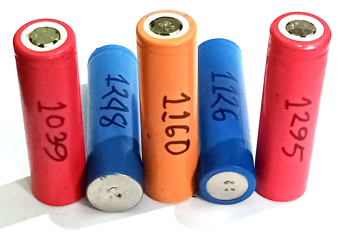 1000-1299 mAh 5 Pic Lithium ion battery . Rechargeable old laptop battery cell. Easy to Use.. 