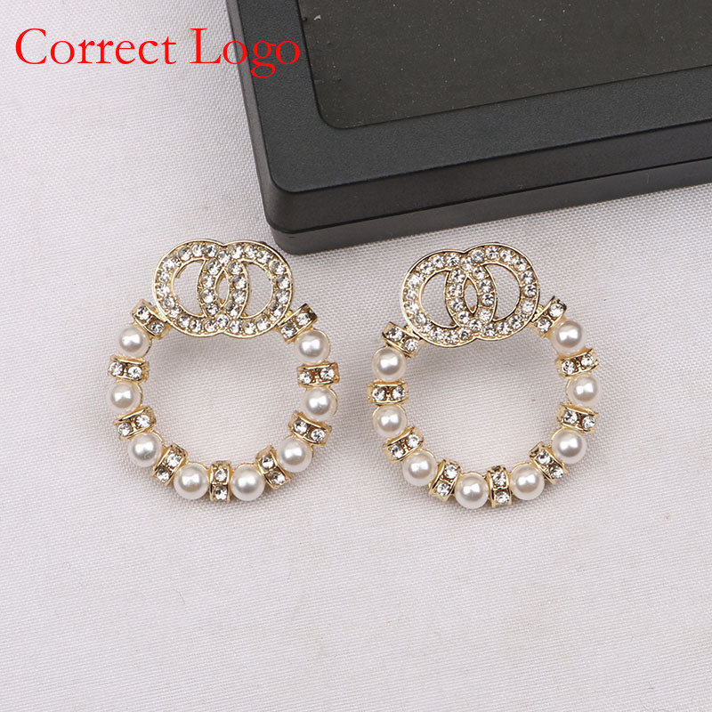 Nuovo stile francese minimalista con doppia C di perle e diamanti, dal gusto vintage, orecchino a cerchio di alta qualità._voghion.com