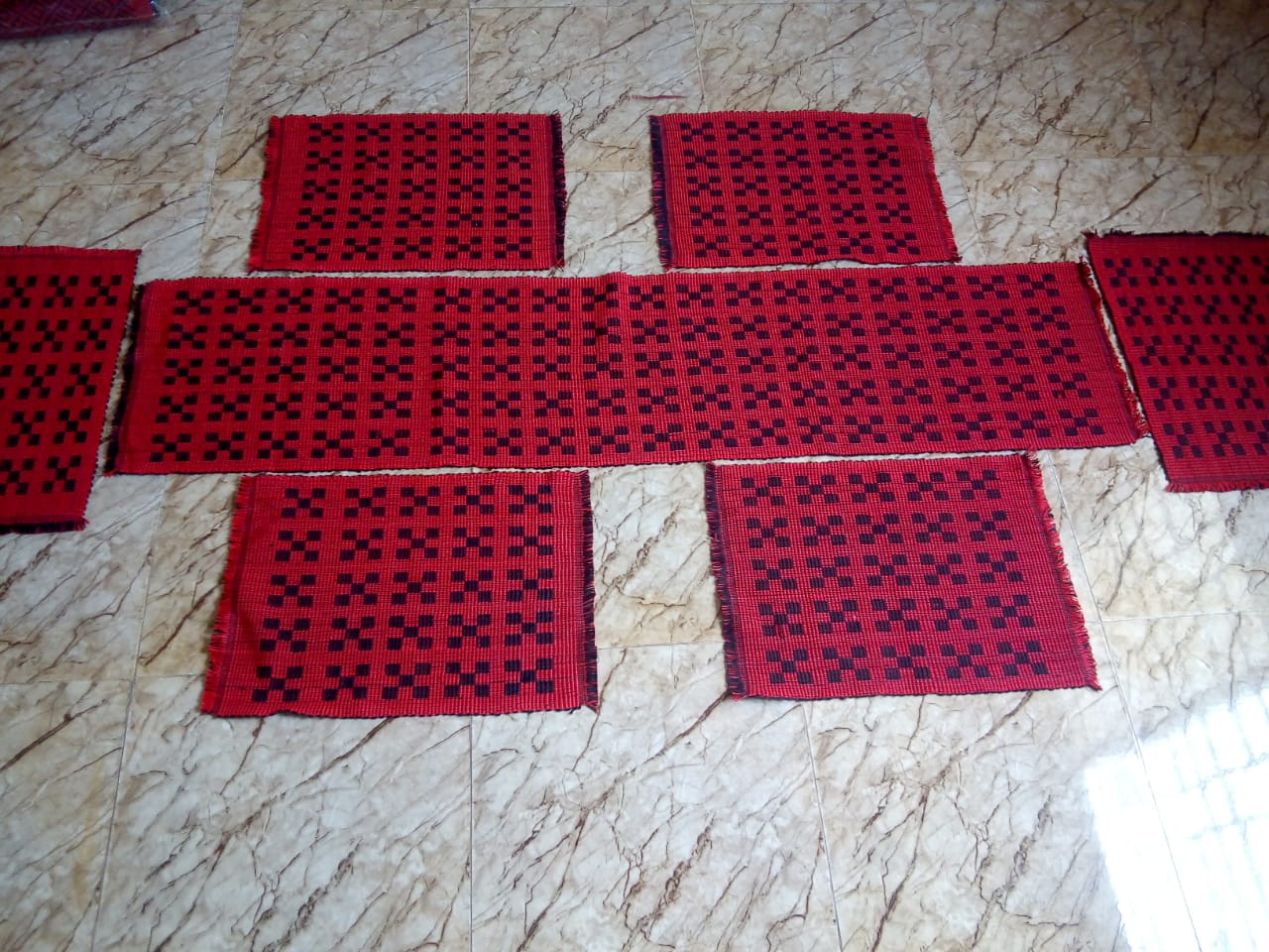 High-quality 7pc table runner set - red