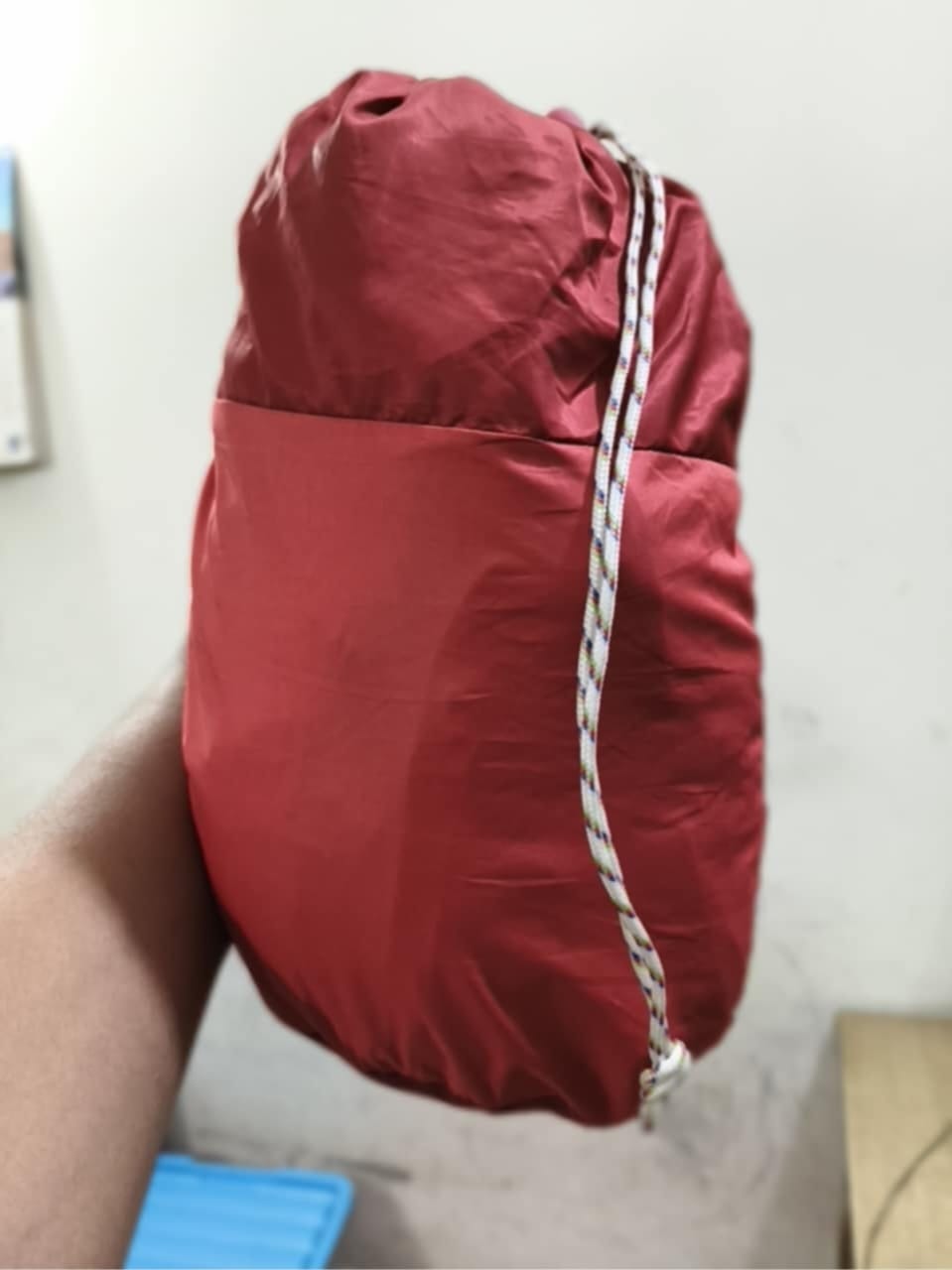 The camping hammock made of parachute fabric, lightweight, portable,  suitable for camping and outdoor activities. Two tree straps and a long rope are available for hanging.. 