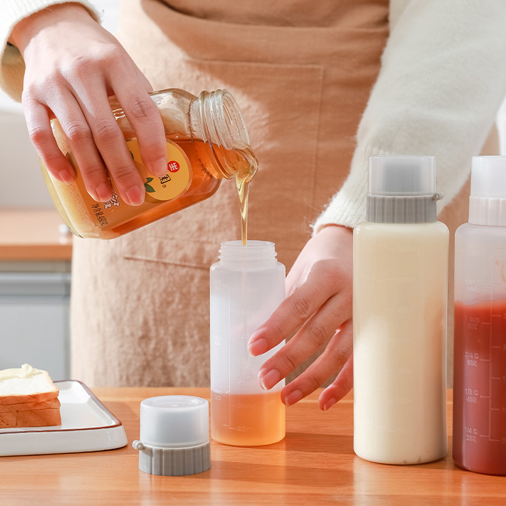 （New）Multifunction 5 Hole alad queeze Bottle Ketchup Container with cale Honey Jam Refillable Condiment auce queeze Bottle. 