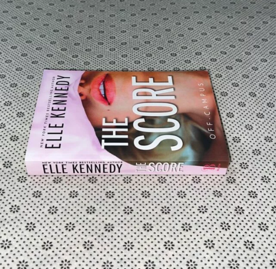 The Score  (  Off-Campus #3  )   (  Book by Elle Kennedy  )   (  Premium Print and Matte Cover  ). 