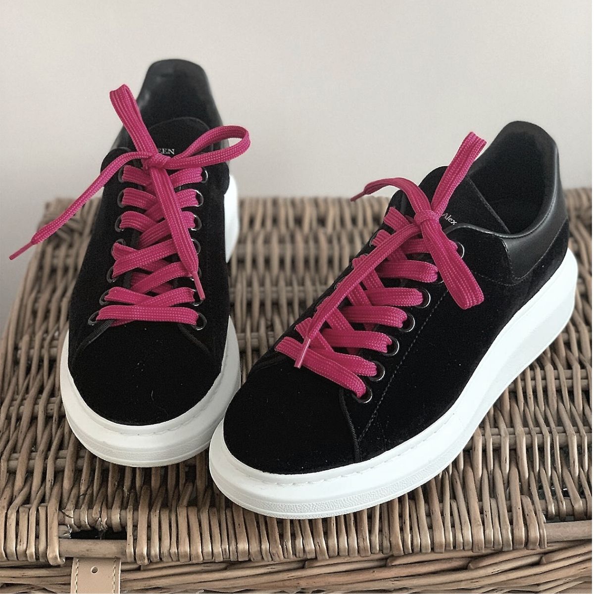 flate ,shoelace ,bootlace lofarlace. 